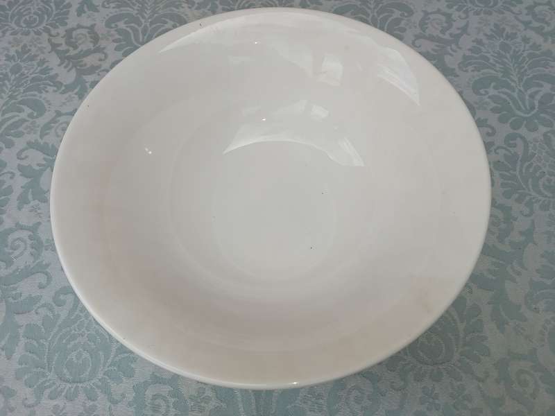 A MAXWELL AND WILLIAMS BASIC WHITE PORCELAIN SERVING BOWL