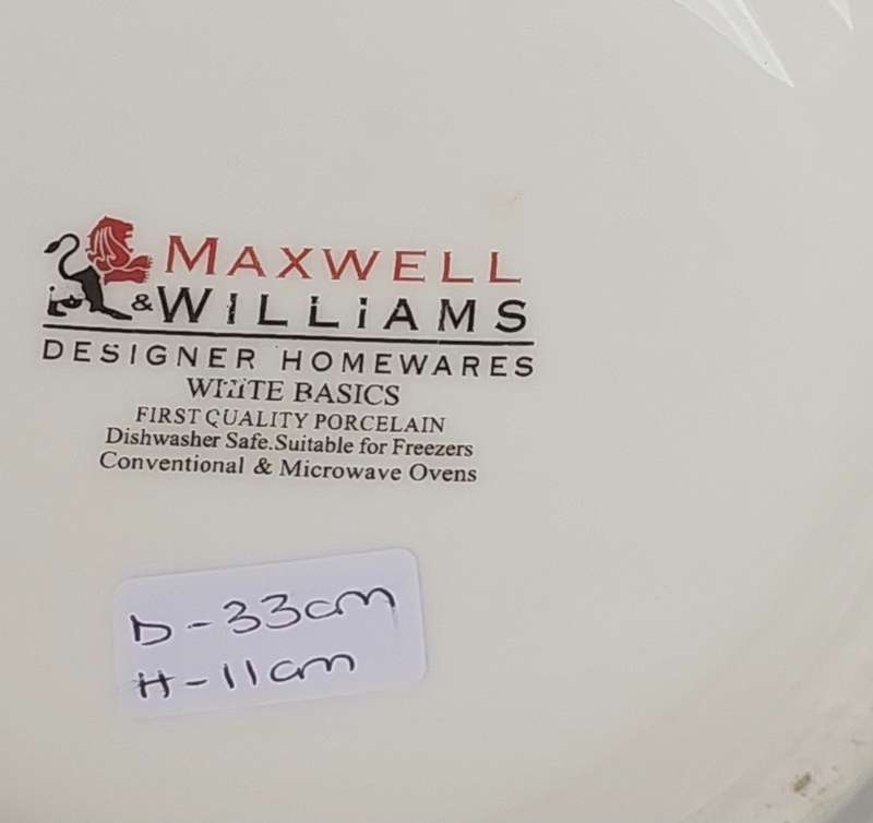 A MAXWELL AND WILLIAMS BASIC WHITE PORCELAIN SERVING BOWL