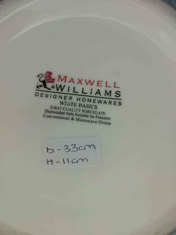 A MAXWELL AND WILLIAMS BASIC WHITE PORCELAIN SERVING BOWL
