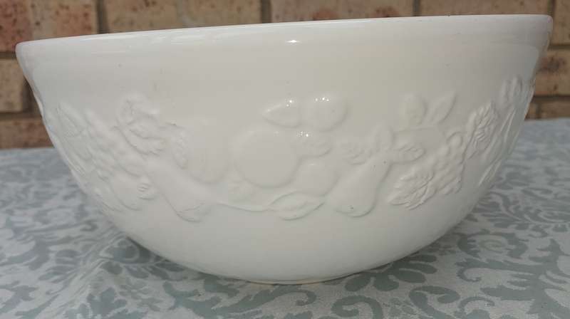 A ROUND WHITE PORCELAIN SERVING BOWL