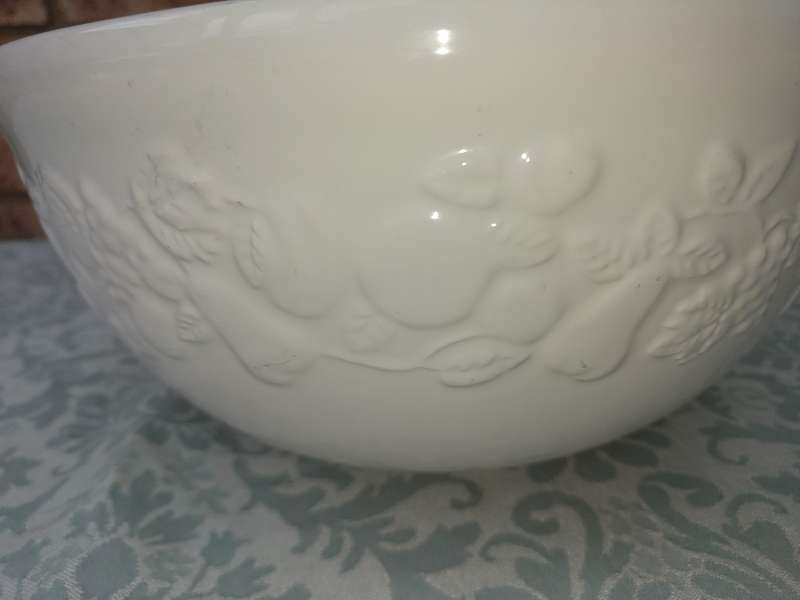 A ROUND WHITE PORCELAIN SERVING BOWL