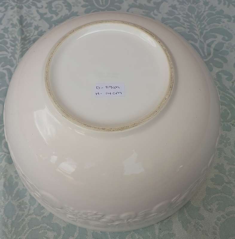 A ROUND WHITE PORCELAIN SERVING BOWL