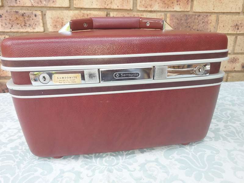 A SAMSONITE VANITY CASE BURGUNDY COLOUR DESIGN NO75004