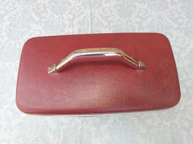 A SAMSONITE VANITY CASE BURGUNDY COLOUR DESIGN NO75004