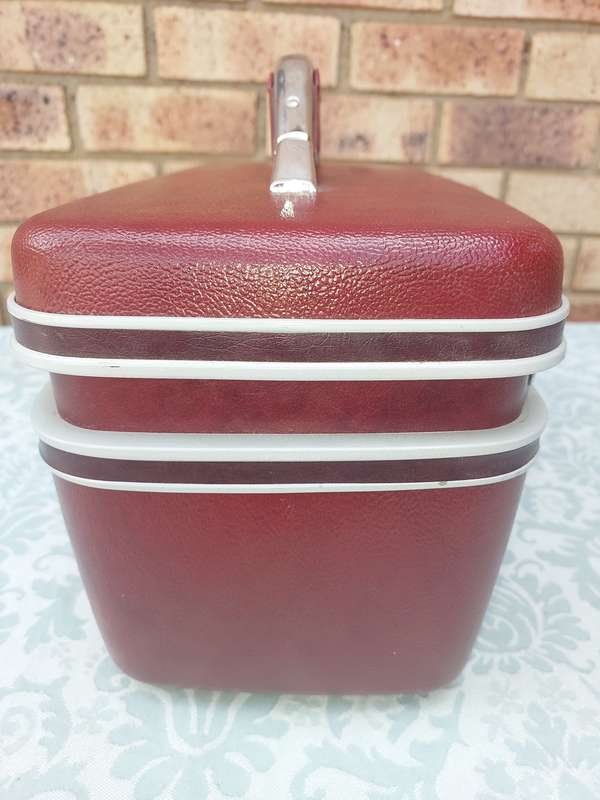 A SAMSONITE VANITY CASE BURGUNDY COLOUR DESIGN NO75004