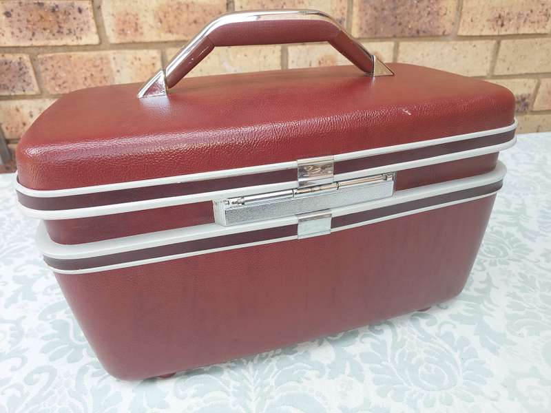 A SAMSONITE VANITY CASE BURGUNDY COLOUR DESIGN NO75004