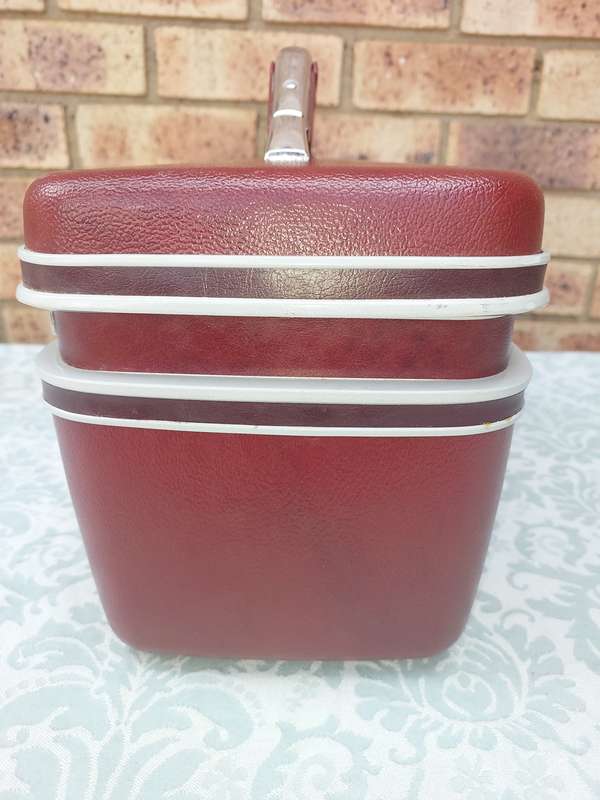 A SAMSONITE VANITY CASE BURGUNDY COLOUR DESIGN NO75004