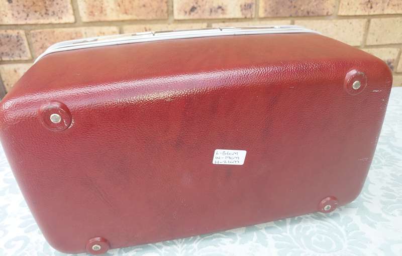 A SAMSONITE VANITY CASE BURGUNDY COLOUR DESIGN NO75004