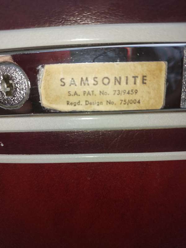 A SAMSONITE VANITY CASE BURGUNDY COLOUR DESIGN NO75004