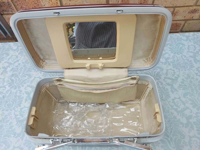 A SAMSONITE VANITY CASE BURGUNDY COLOUR DESIGN NO75004