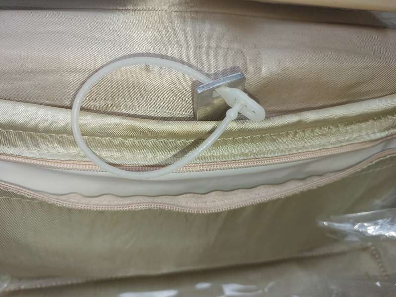 A SAMSONITE VANITY CASE BURGUNDY COLOUR DESIGN NO75004