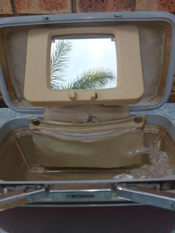 A SAMSONITE VANITY CASE BURGUNDY COLOUR DESIGN NO75004