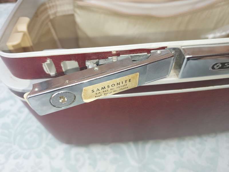 A SAMSONITE VANITY CASE BURGUNDY COLOUR DESIGN NO75004