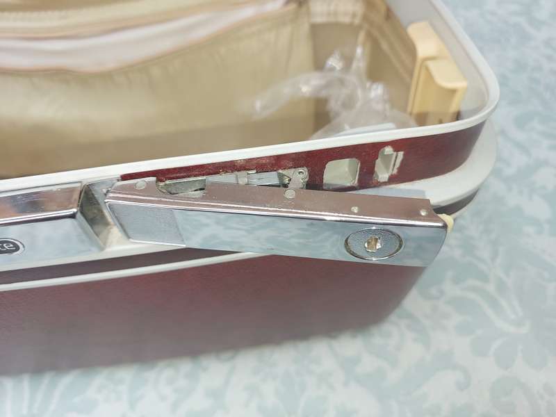 A SAMSONITE VANITY CASE BURGUNDY COLOUR DESIGN NO75004