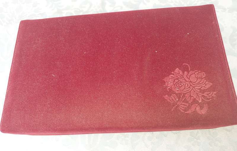 A BEAUTIFUL VELVET BURGUNDY COLOURED JEWELRY BOX