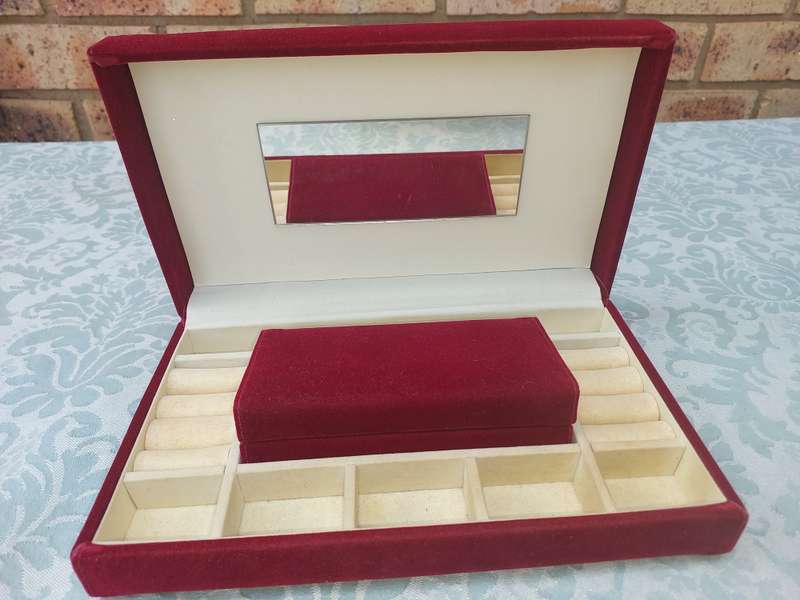 A BEAUTIFUL VELVET BURGUNDY COLOURED JEWELRY BOX
