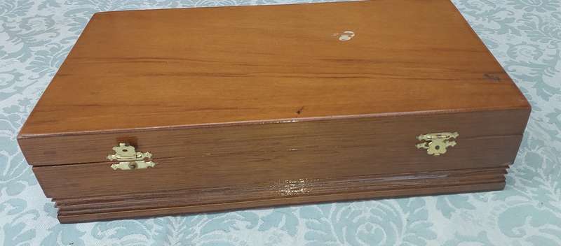 A WOODEN JEWELRY TYPE BOX WITH A GREEN FELT INNER