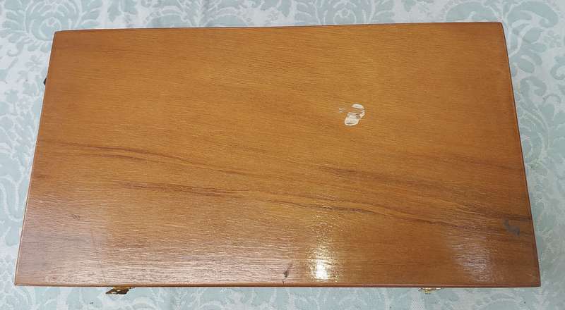 A WOODEN JEWELRY TYPE BOX WITH A GREEN FELT INNER