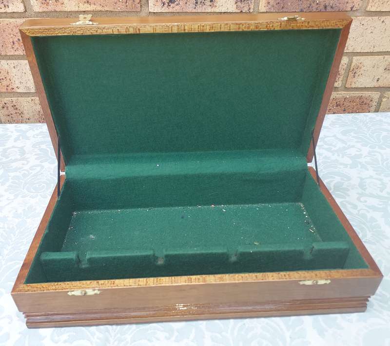 A WOODEN JEWELRY TYPE BOX WITH A GREEN FELT INNER
