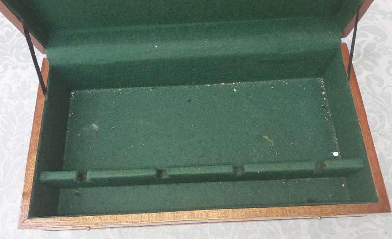 A WOODEN JEWELRY TYPE BOX WITH A GREEN FELT INNER