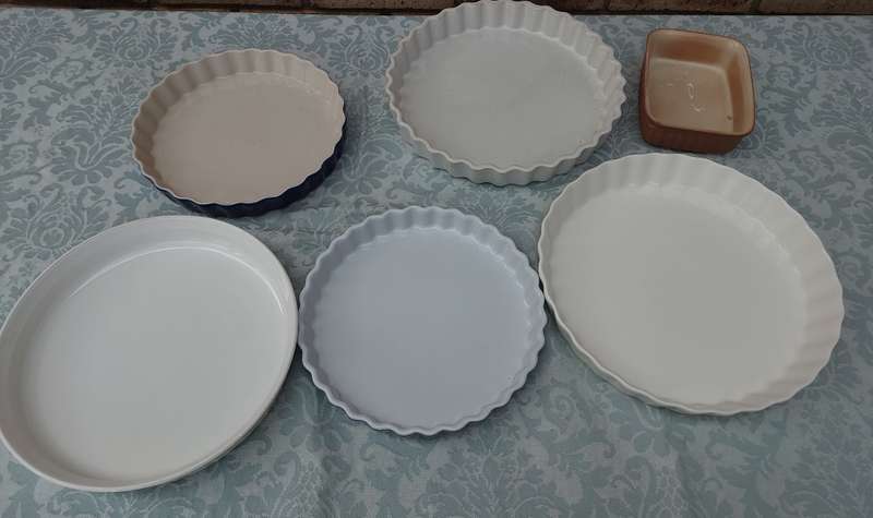 A COLLECTION OF 6 OVEN PROOF PIE BAKING CERAMIC MOULDS