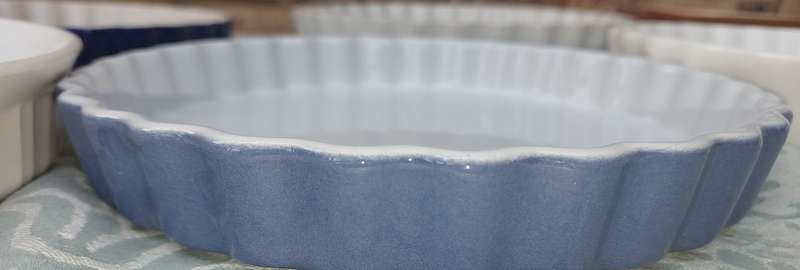 A COLLECTION OF 6 OVEN PROOF PIE BAKING CERAMIC MOULDS