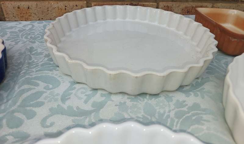 A COLLECTION OF 6 OVEN PROOF PIE BAKING CERAMIC MOULDS
