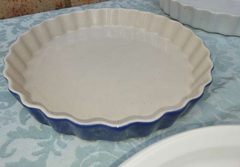 A COLLECTION OF 6 OVEN PROOF PIE BAKING CERAMIC MOULDS