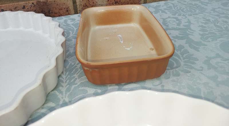 A COLLECTION OF 6 OVEN PROOF PIE BAKING CERAMIC MOULDS