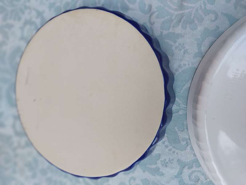 A COLLECTION OF 6 OVEN PROOF PIE BAKING CERAMIC MOULDS