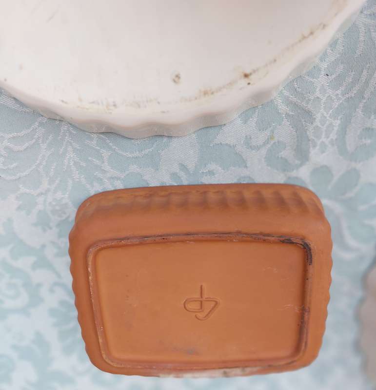 A COLLECTION OF 6 OVEN PROOF PIE BAKING CERAMIC MOULDS