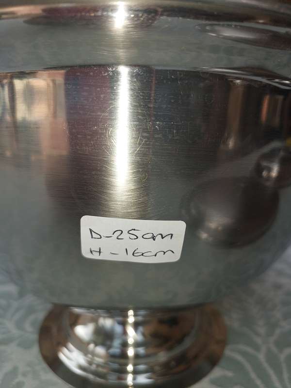 A STAINLESS STEEL SOUP TUREEN