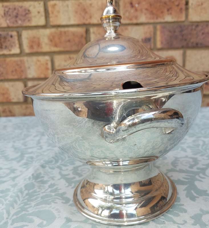 A VINTAGE EPNS SOUP TUREEN