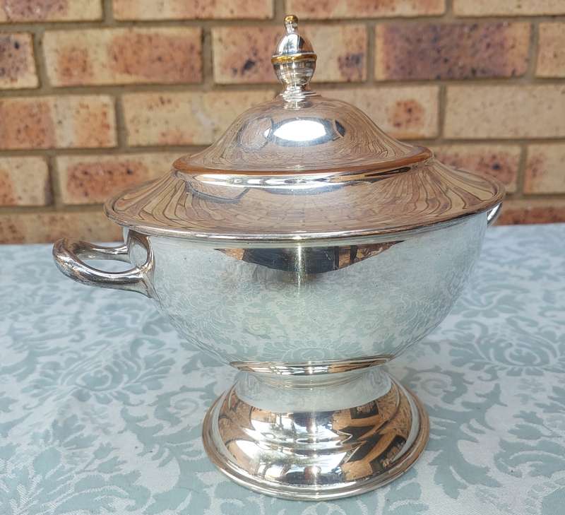 A VINTAGE EPNS SOUP TUREEN