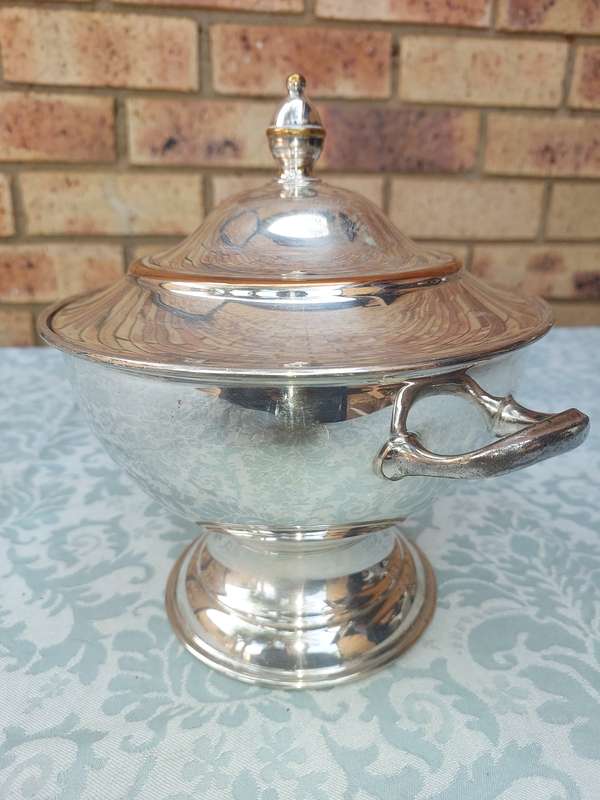 A VINTAGE EPNS SOUP TUREEN