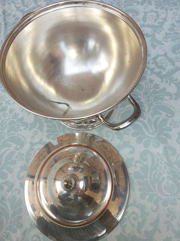 A VINTAGE EPNS SOUP TUREEN