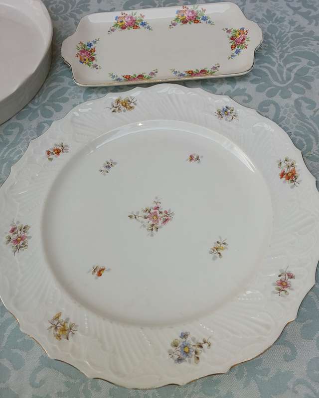 A COLLECTION OF RARE PORCELAIN TABLE WARE