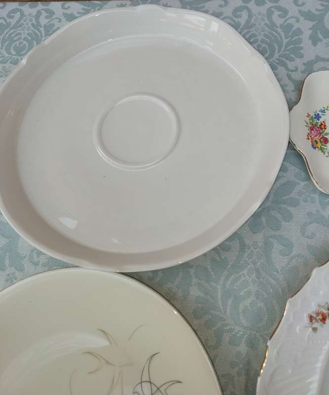 A COLLECTION OF RARE PORCELAIN TABLE WARE