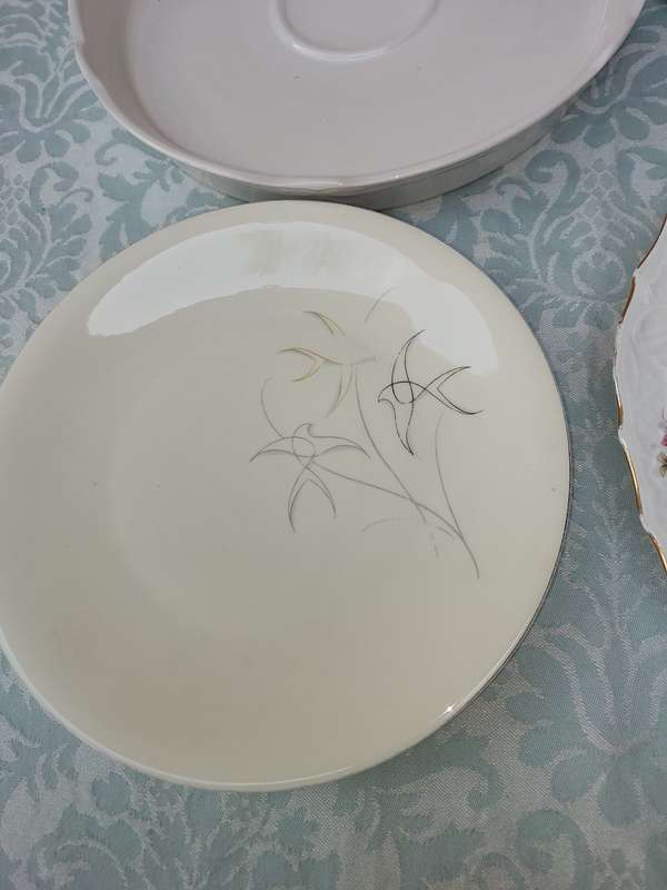 A COLLECTION OF RARE PORCELAIN TABLE WARE