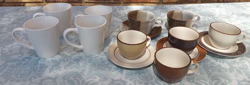 A MIXED COLLECTION OF COFFEE CUPS AND SAUCERS