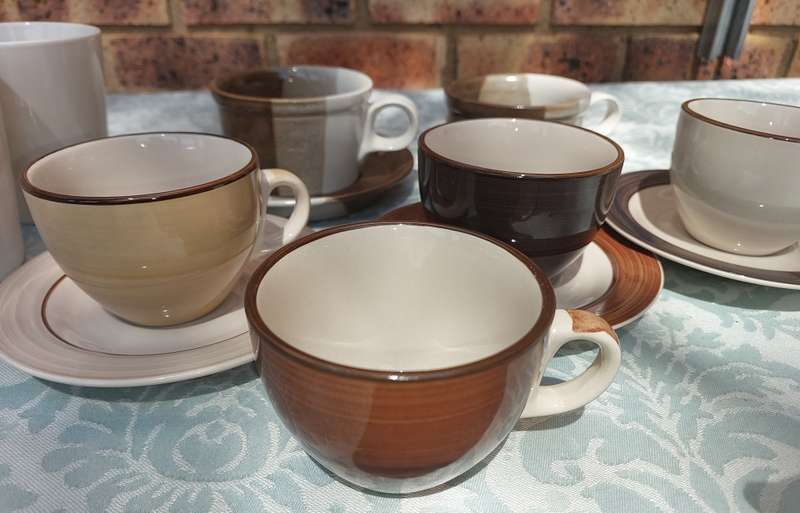 A MIXED COLLECTION OF COFFEE CUPS AND SAUCERS