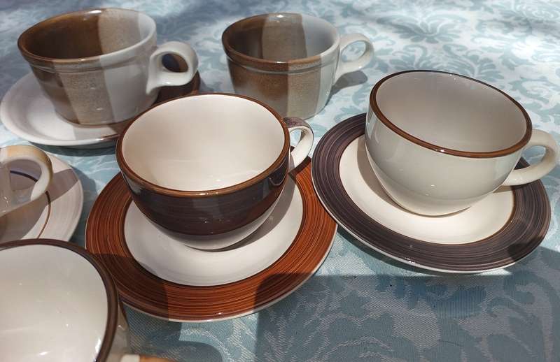 A MIXED COLLECTION OF COFFEE CUPS AND SAUCERS