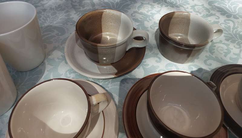 A MIXED COLLECTION OF COFFEE CUPS AND SAUCERS