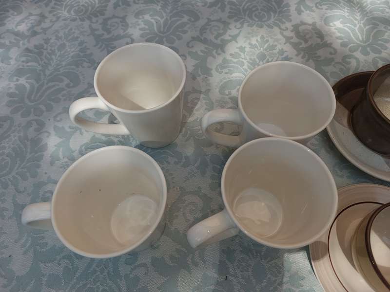A MIXED COLLECTION OF COFFEE CUPS AND SAUCERS