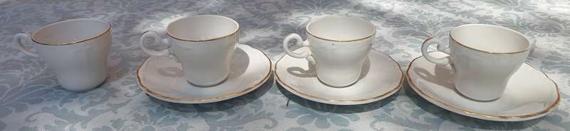 A VINTAGE COLLECTION OF 3 CUPS AND 4 SAUCERS HUGENUENOT ROYAL CLASSIC