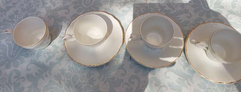 A VINTAGE COLLECTION OF 3 CUPS AND 4 SAUCERS HUGENUENOT ROYAL CLASSIC