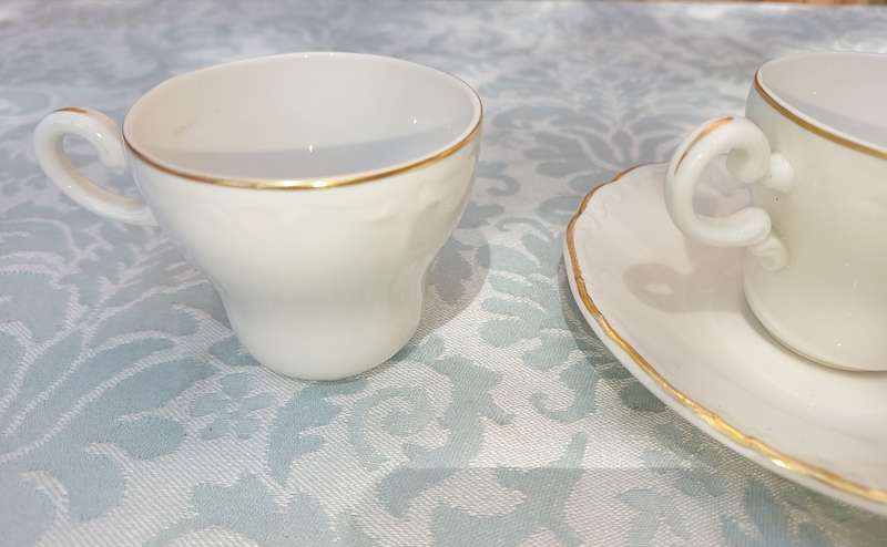 A VINTAGE COLLECTION OF 3 CUPS AND 4 SAUCERS HUGENUENOT ROYAL CLASSIC