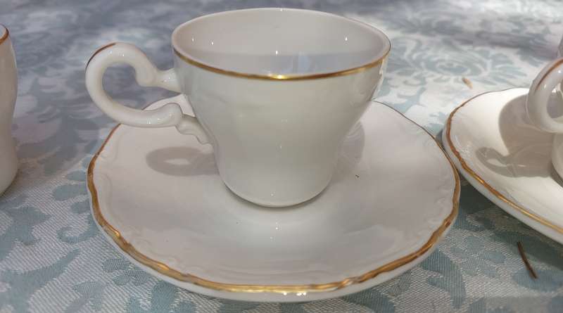 A VINTAGE COLLECTION OF 3 CUPS AND 4 SAUCERS HUGENUENOT ROYAL CLASSIC