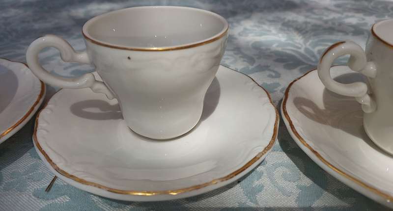 A VINTAGE COLLECTION OF 3 CUPS AND 4 SAUCERS HUGENUENOT ROYAL CLASSIC
