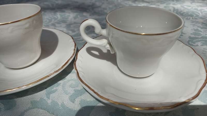 A VINTAGE COLLECTION OF 3 CUPS AND 4 SAUCERS HUGENUENOT ROYAL CLASSIC